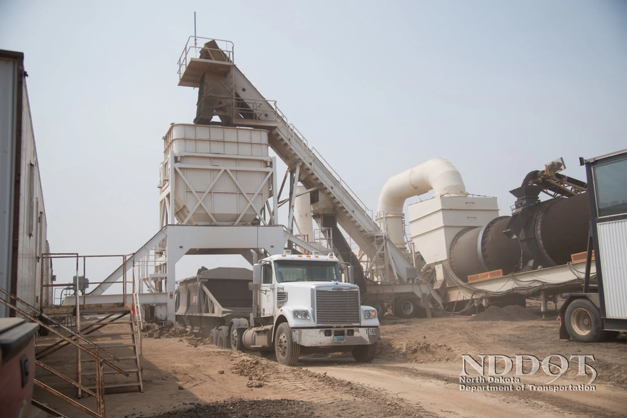 Hot-mix asphalt plant with drum dryer and a truck loading